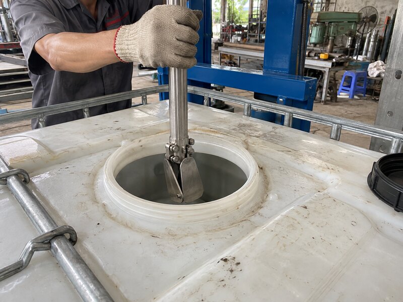 Cánh khuấy gập đưa qua miệng thùng IBC 1000 lít