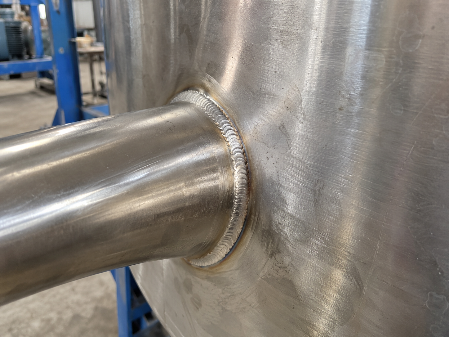 Cận cảnh mối hàn inox bồn khuấy hóa chất sau xử lý