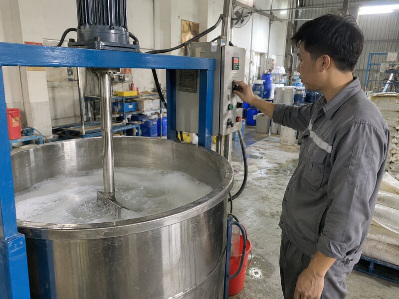 Kỹ thuật viên điều chỉnh tốc độ máy khuấy nước giặt