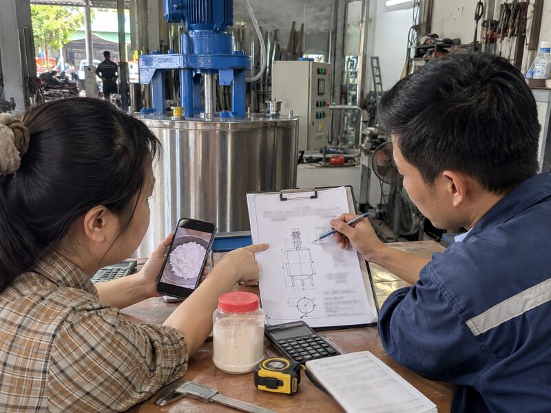 Khách hàng trao đổi thông số máy khuấy hóa chất với kỹ thuật viên