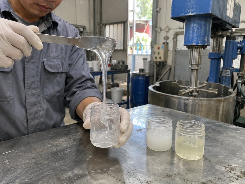 Kỹ thuật viên kiểm tra độ nhớt nguyên liệu hóa chất