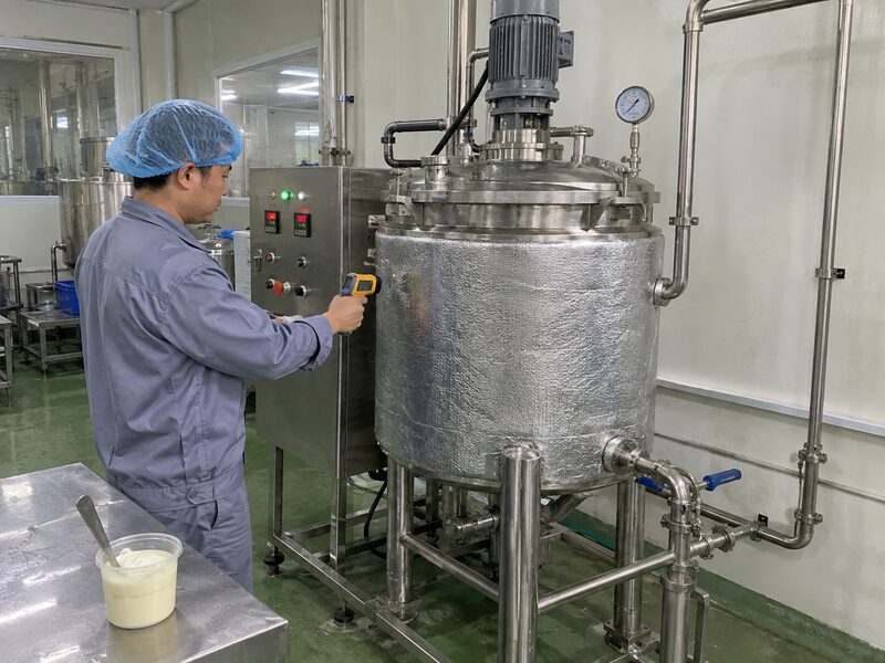 Kỹ thuật viên kiểm tra nhiệt độ bồn khuấy gia nhiệt