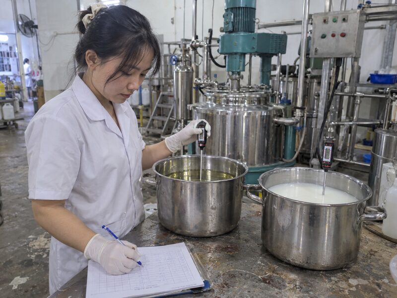 Kiểm tra nhiệt độ pha dầu và pha nước trước khi nhũ hóa