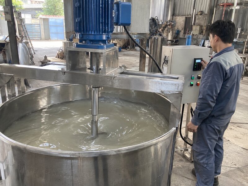 Máy khuấy công nghiệp tạo dòng tuần hoàn trong bồn inox