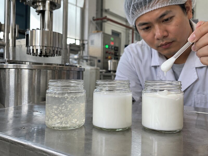 So sánh mẫu nguyên liệu sau khuấy nhũ hóa và đồng hóa