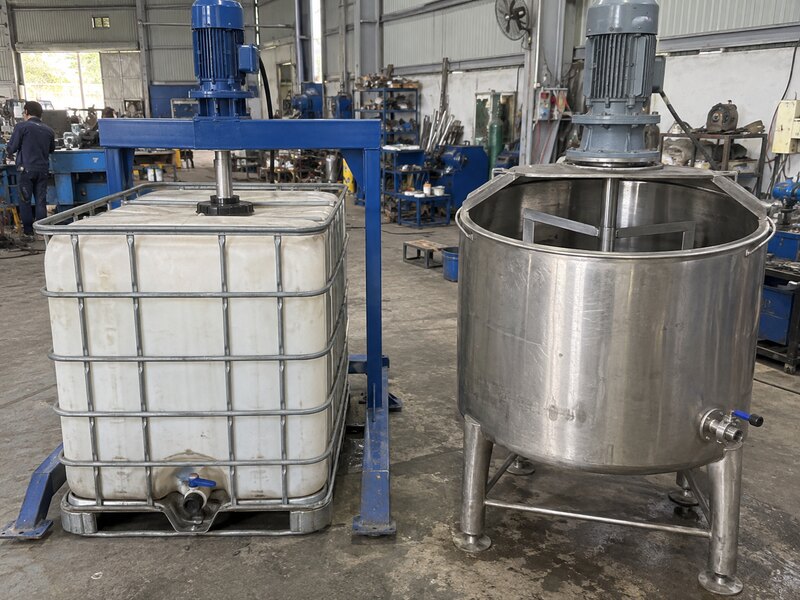 So sánh máy khuấy thùng IBC và bồn khuấy tròn chuyên dụng