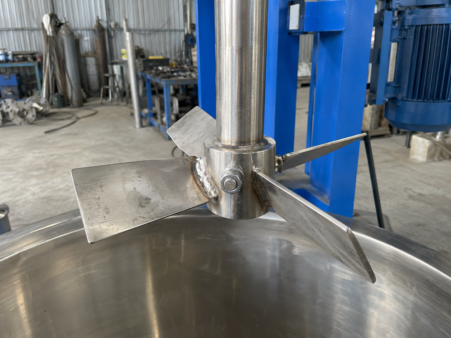 Cận cảnh trục và cánh khuấy inox máy khuấy hóa chất