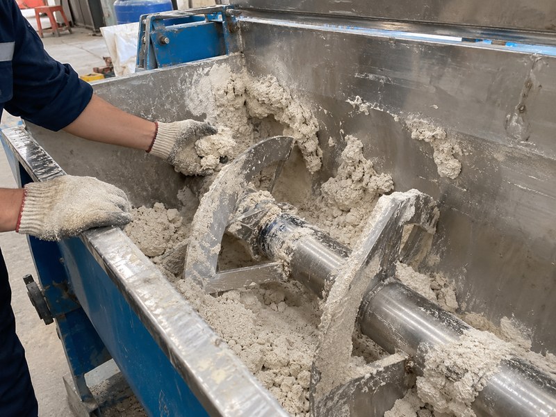 Bột bị vón và bám vào cánh trộn