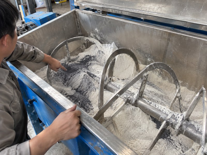 Phụ gia màu đổ tập trung làm bột trộn không đều