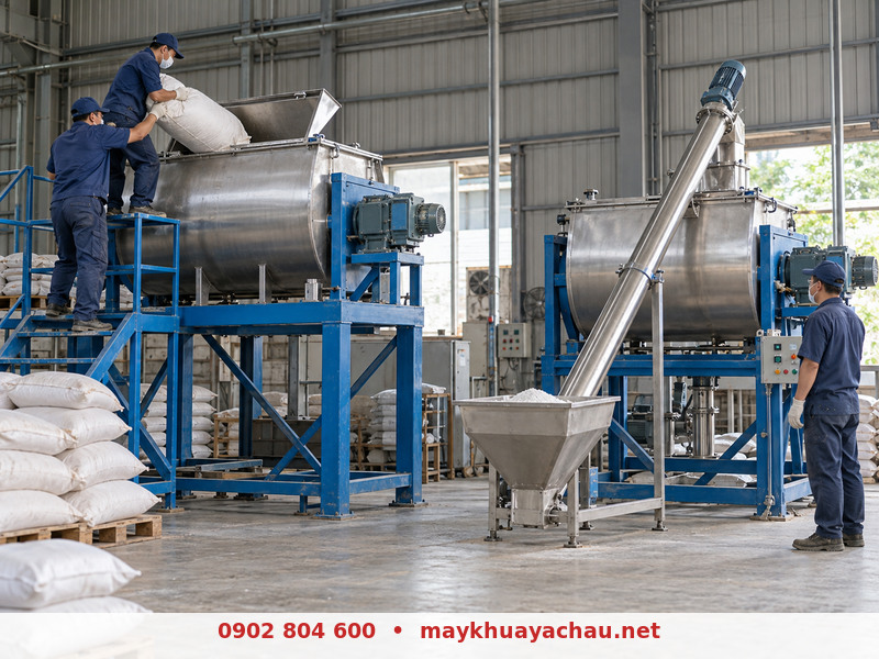 So sánh cấp liệu thủ công và máy trộn bột có vít tải